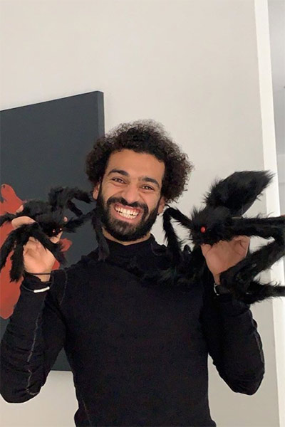 محمد صلاح يحتفل بالـ"هالوين" على طريقته ويحاول أن يبدو مخيفًا